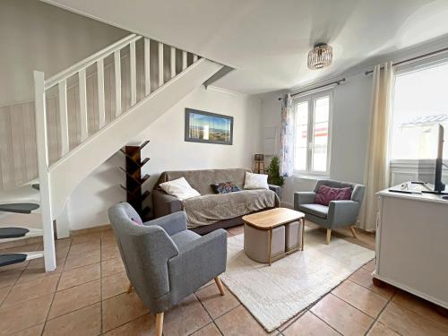 - un salon avec un canapé, des chaises et des escaliers dans l'établissement Maison avec jardin proche Paris, à Sarcelles