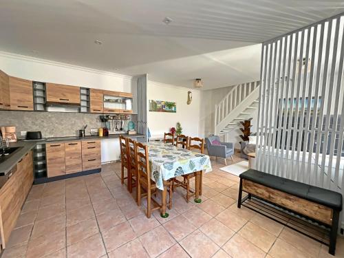 une cuisine et une salle à manger avec une table et des chaises dans l'établissement Maison avec jardin proche Paris, à Sarcelles