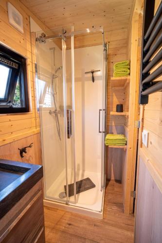 a bathroom with a shower in a tiny house at Peryton Houses -Chalets zum Wohlfühlen in Sinsheim