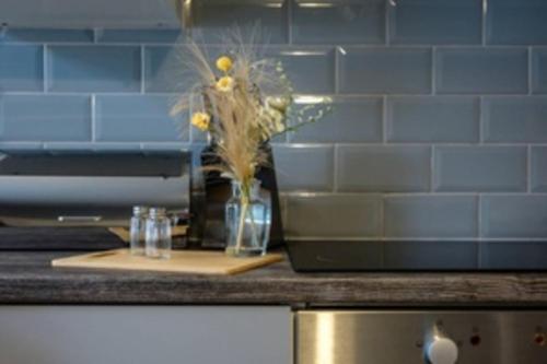 Η κουζίνα ή μικρή κουζίνα στο 2 BR House By Eason Stays Short Lets & Serviced Accommodation Rossendale With Free Parking