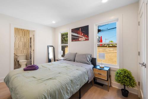 a bedroom with a bed and a window at 1 Bedroom with Rooftop and Wrigley Views in Chicago