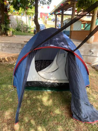 a tent sitting on the grass in a field at Chácara Namorada do Sol - Pousada e Camping in Guaxupé