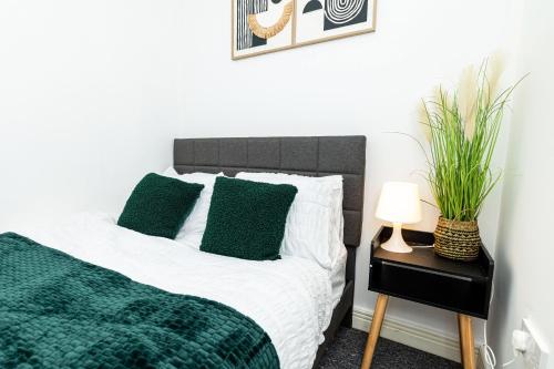Katil atau katil-katil dalam bilik di Xso City Centre Luxury Apartments,2 unit flat with Netflix,Sofa bed,Sleeps 6 each