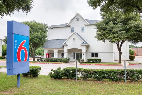 a building with a fedex sign in front of it at Motel 6-Grand Prairie, TX - Near Six Flags Drive in Grand Prairie