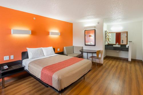 Motel 6-Grand Prairie, TX - Near Six Flags Drive tesisinde bir odada yatak veya yataklar