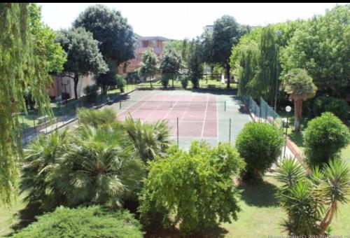La Perla di Alghero في ألغيرو: إطلالة علوية على ملعب تنس في حديقة