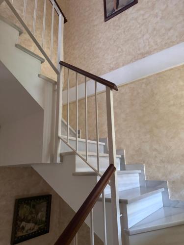 eine Treppe in einem Haus mit weißen Geländern in der Unterkunft Casa Coplas muy cerca de la playa in Sanlúcar de Barrameda