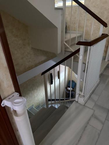 einen Blick über eine Treppe mit Treppenaufgang in der Unterkunft Casa Coplas muy cerca de la playa in Sanlúcar de Barrameda