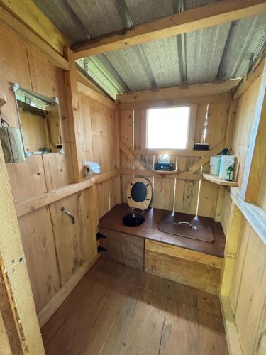 une vue intérieure d'une cabine avec des toilettes à l'intérieur dans l'établissement Camp du Père Castor, à Simard