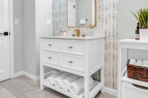 a bathroom with a white sink and a mirror at Great Hammock Getaway in Old Saybrook