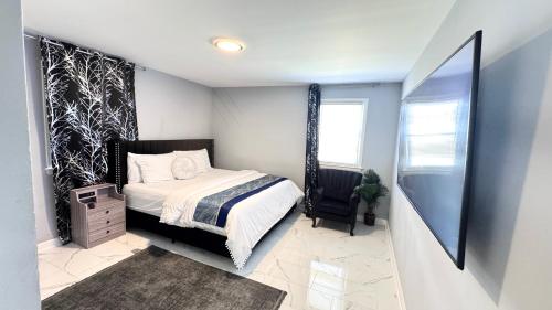 Una cama o camas en una habitación de Deluxe Joy