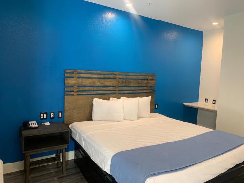 Ένα ή περισσότερα κρεβάτια σε δωμάτιο στο Signature Inn North Houston District