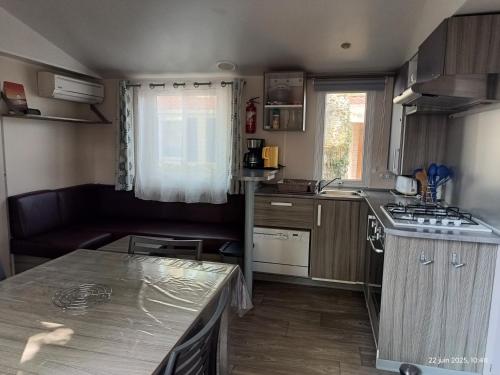 Η κουζίνα ή μικρή κουζίνα στο Camping les sablines