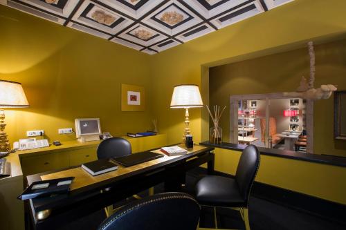 a office with a desk with chairs and a lamp at Casa Vissani in Baschi