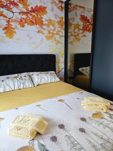 PožegaにあるApartman Miljaの鏡とベッドカバーのある部屋のベッド