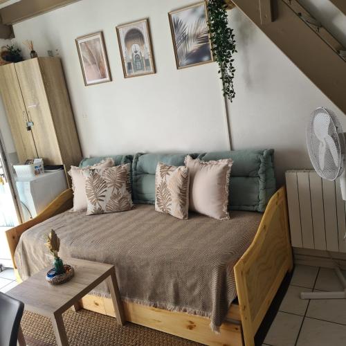 - un lit dans une chambre avec un canapé et une table dans l'établissement Kedge 5 - proche centre, tram & universités, à Talence