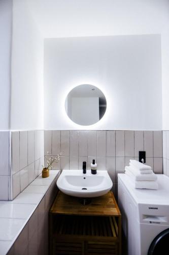 a white bathroom with a sink and a mirror at stilvoll, gemütlich und ruhig - Bad Kösen - salt apartments in Naumburg