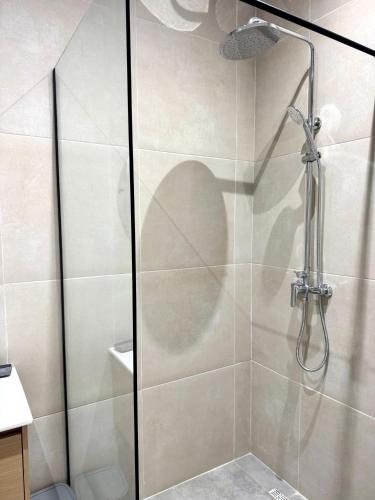 Bilik mandi di White Arena Apartments GOLEM