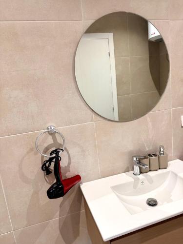 Bilik mandi di White Arena Apartments GOLEM