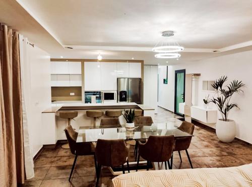 une cuisine et une salle à manger avec une table et des chaises dans l'établissement Grande villa moderne, à Moyrazès