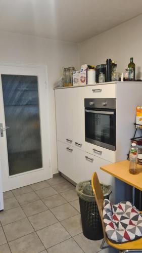 una cucina con tavolo, piano cottura, tavolo e tavolo di Durmeo a Ripač