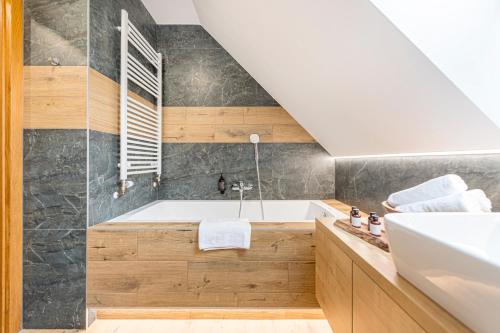 un bagno con vasca e lavandino di Hotel Pavlov a Pavlov