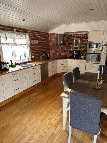 Una cocina o cocineta en Spacious and well-equipped