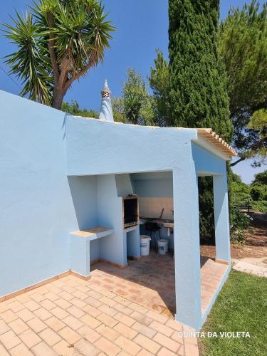a white shed sitting on top of a patio at Villa Quinta da Violeta in Loulé