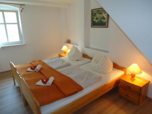 A bed or beds in a room at Zur alten Jugendherberge