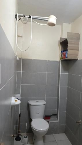 Ένα μπάνιο στο Secure 1 bedroom juja
