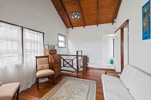 ein Wohnzimmer mit einer Couch und einem Sessel in der Unterkunft Charming Private Cottage in Gated Estate in Belmont