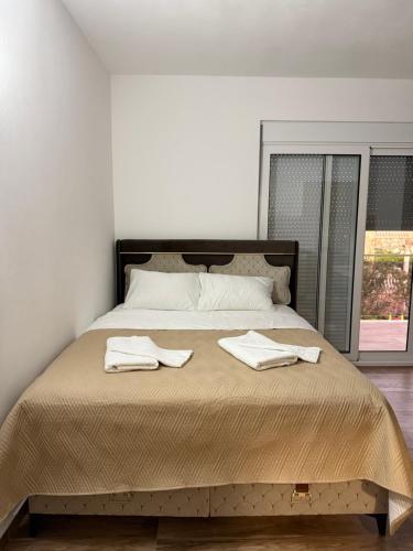 Una cama o camas en una habitación de NOVO 2025 Apartmani 4S