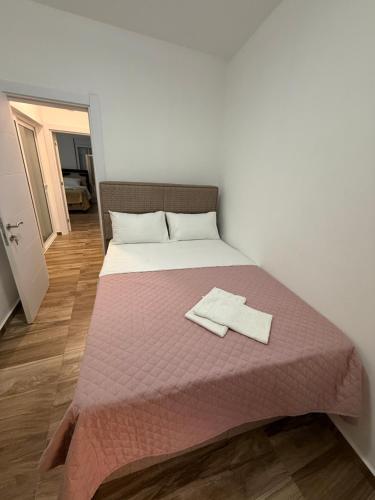 Una cama o camas en una habitación de NOVO 2025 Apartmani 4S