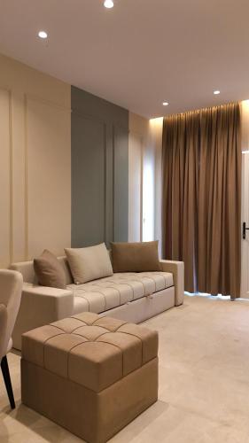 Ruang duduk di White Arena Apartments GOLEM