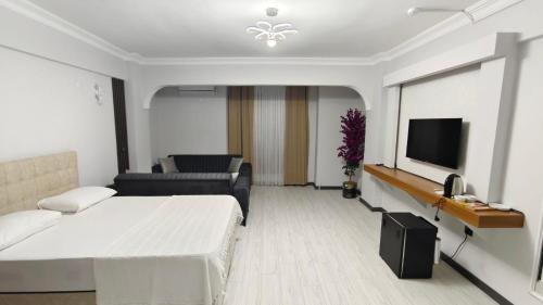 una camera d'albergo con un letto e una televisione di KILIÇ MOTEL a Istanbul