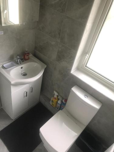 Koupelna v ubytování Quiet 2-Bed with Private Garden and Drive