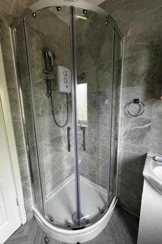 Koupelna v ubytování Quiet 2-Bed with Private Garden and Drive