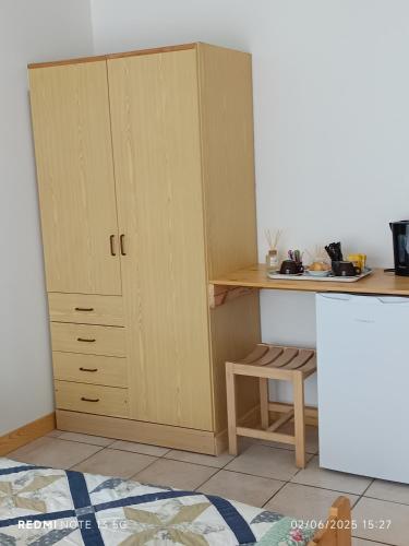a kitchen with a desk and a cupboard at Le clos des romarins chambre ORCHIDEE in Belmontet