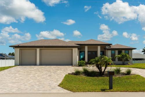 uma casa grande com garagem em Sunny Tropicana Cape Coral em Cape Coral