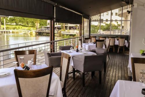 En restaurant eller et andet spisested på Tyger Lake Luxury Loft