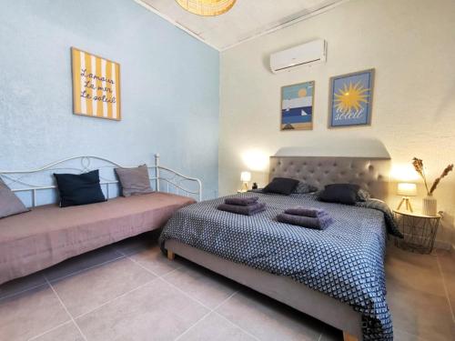 a bedroom with two beds in a room at Le Cocon - Rénové I Clim I Terrasse I WIFI I Hypercentre in Miramas