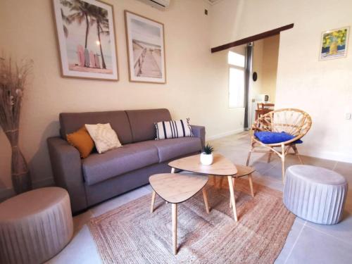 a living room with a couch and a table and chairs at Le Cocon - Rénové I Clim I Terrasse I WIFI I Hypercentre in Miramas