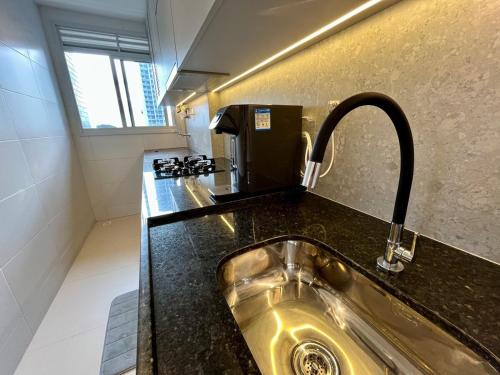 una cucina con lavandino e piano di lavoro di Praia Luxo e Conforto a Vila Velha