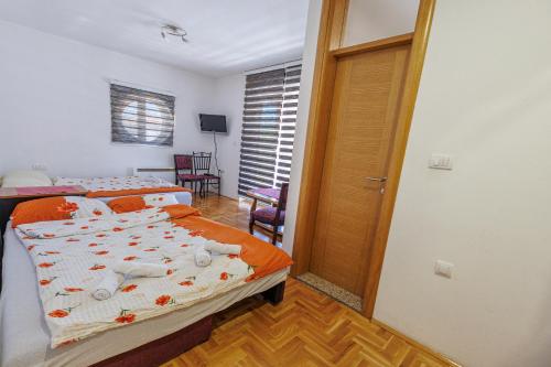 Ένα ή περισσότερα κρεβάτια σε δωμάτιο στο Vila Stanišić apartmani