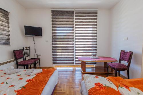 Ένα ή περισσότερα κρεβάτια σε δωμάτιο στο Vila Stanišić apartmani