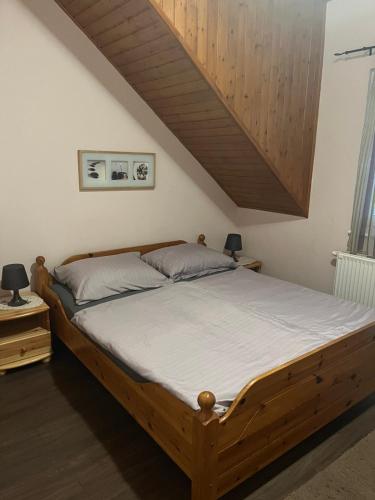 Ένα ή περισσότερα κρεβάτια σε δωμάτιο στο Bedi Apartmanház