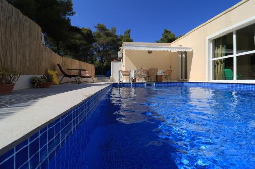 House Leta Cozy Hideaway with Pool