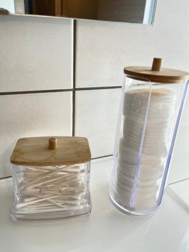 a container of thread and a box of toilet paper at Résidence d'Angelo in Huy