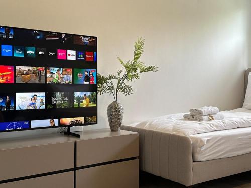 a bedroom with a tv and a table with a plant at LaCasa 03 Zentral,VW Nah,Top Ausstattung,Design in Wolfsburg