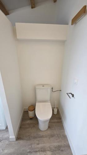 d'une salle de bains blanche avec toilettes d'angle. dans l'établissement Villa vue mer incroyable ! Face aux calanques, à Sausset-les-Pins